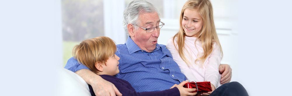 Kids_giving_birthday_gift_to_their_grandfather_von_goodluz__fotolia