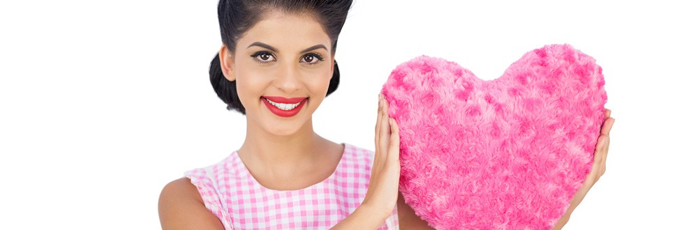 Lovely_black_hair_model_holding_a_pink_von_WavebreakMediaMicro__fotolia